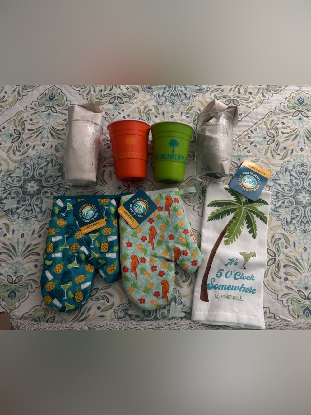 Margaritaville Bundlle! Oven mitts cups and dish towel